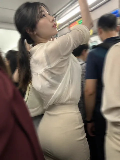 拥挤的通勤列车上